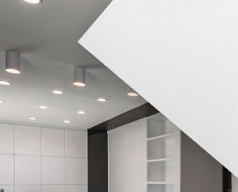 اجرای سقف کاذب با تایل PVC سفید نصب تایل ساده کناف ایران سقف کاذب اداری با تایل سفید کاربرد تایل PVC کی پلاس تایل سفید در سقف مشبک